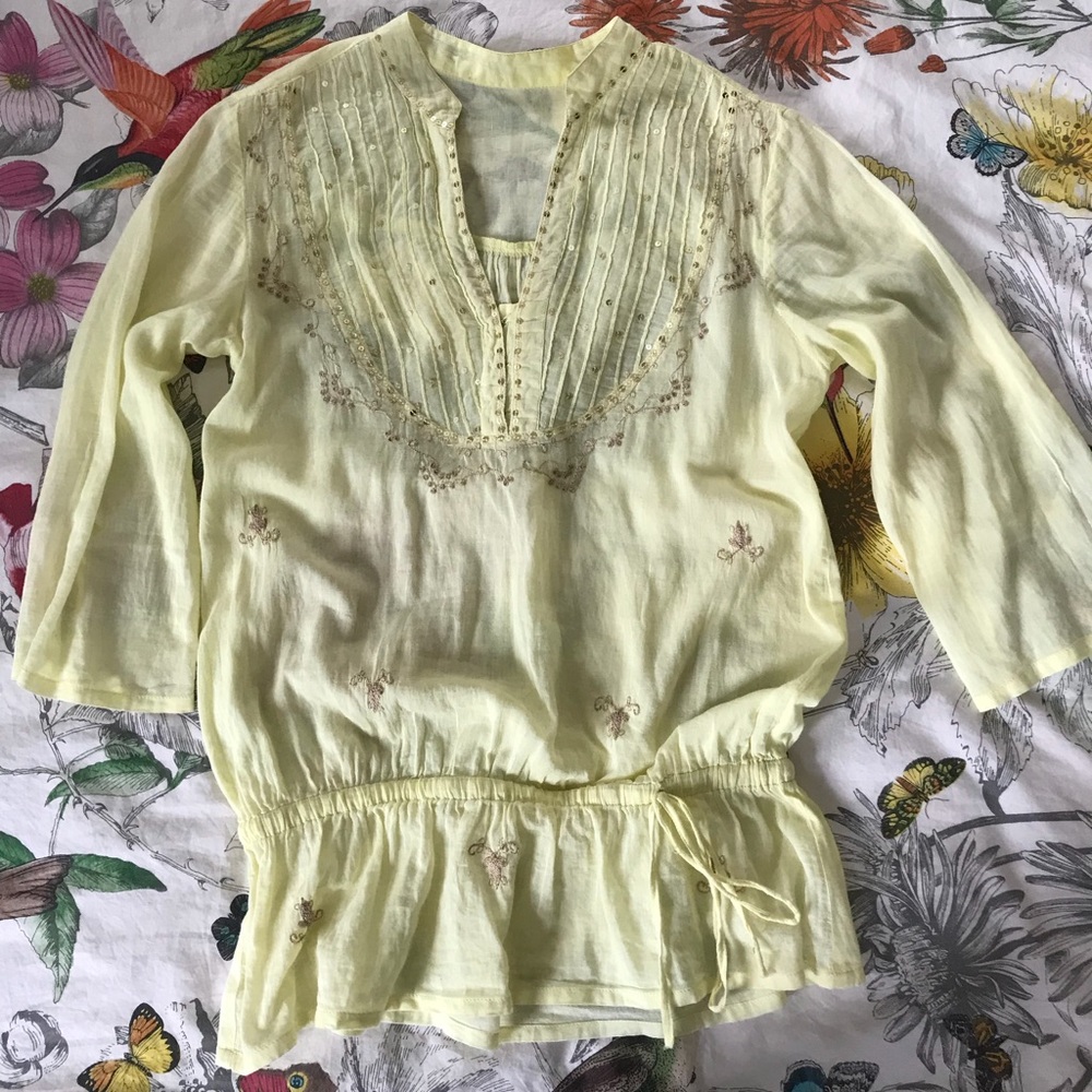 Yellow gauze beach tunic. With light gold sequins
